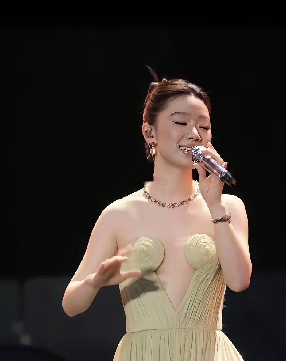她怎么经常穿这么难看又暴露的衣服啊?​​​