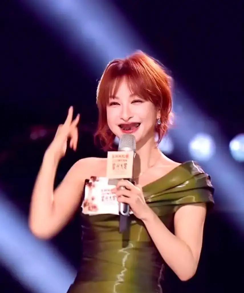 过去十五年，我们都误会吴昕了。你以为她是快本里永远接不上话的“背景板”。2