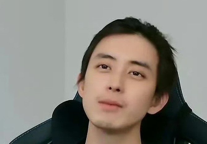 敖瑞鹏再次素颜直播，这段时间算是素颜上瘾了，超绝自信感​​​