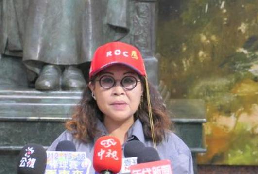 何鹰鹭退党！戳穿郑丽文真面目：敢台独不敢统一？何鹰鹭退党这件事，撕碎