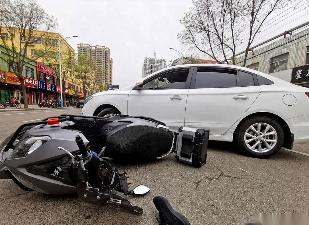 一脚油门，广东一个女人，直接把三个骑摩托的劫匪撞飞了。一个当场毙命，两个在地上