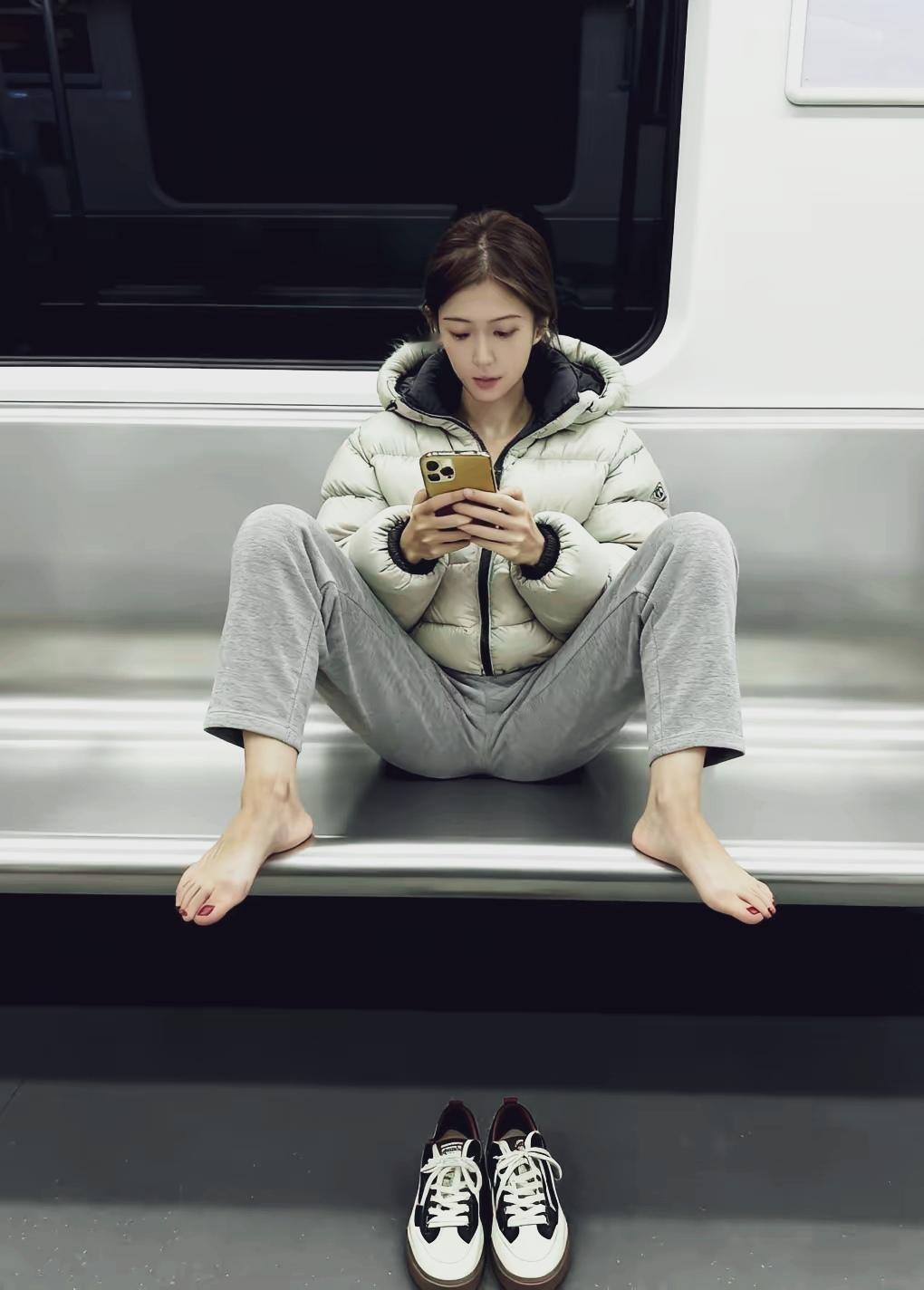 你看，一玩起来，什么也不顾了！沉迷于玩手机，还光着脚丫子。赶快穿上鞋回家吧！小美