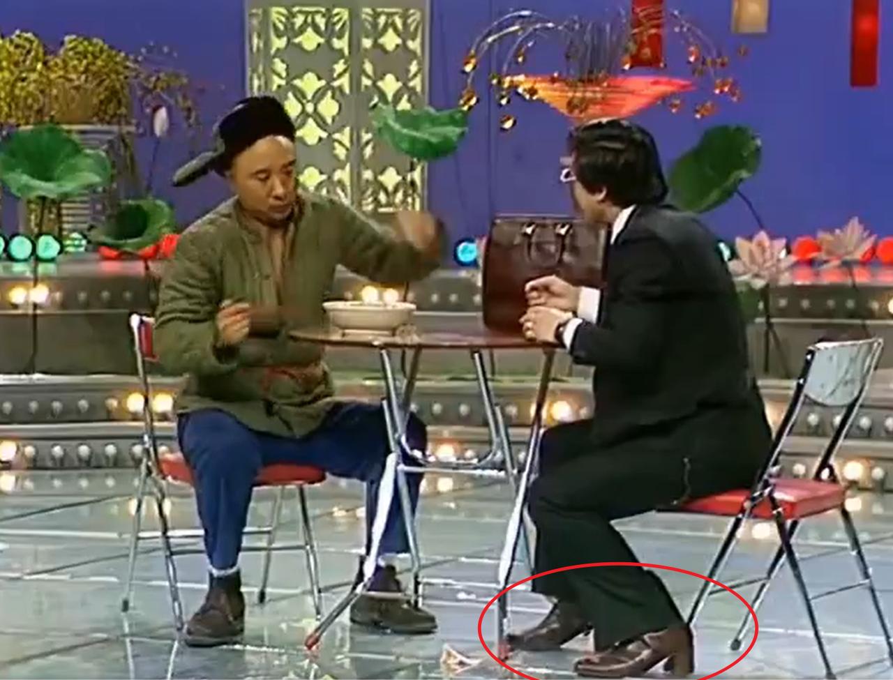 1989年春晚小品《胡椒面》陈佩斯、朱时茂的画面，今天看才才发现朱时茂穿的是高跟