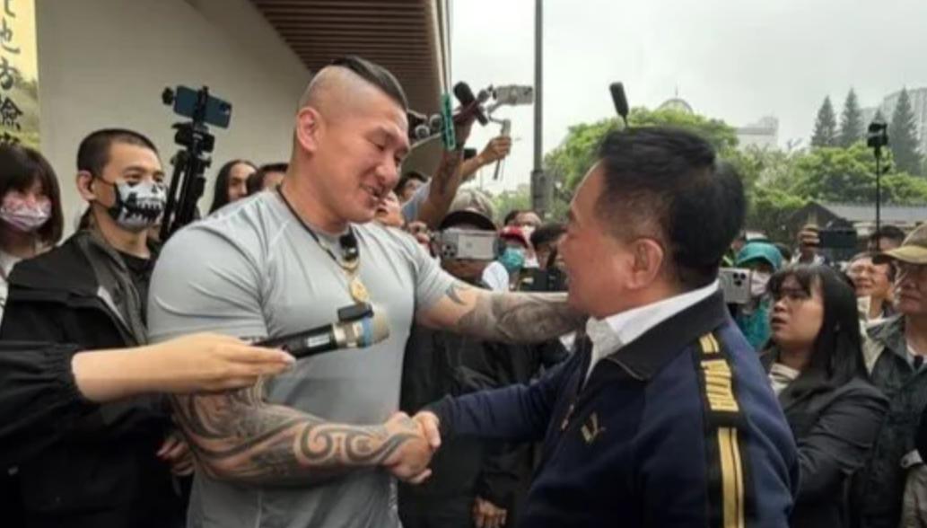 蔡正元去台北地检署执行科报到，即将入狱，刑期3年6个月。不知道会不会减刑？