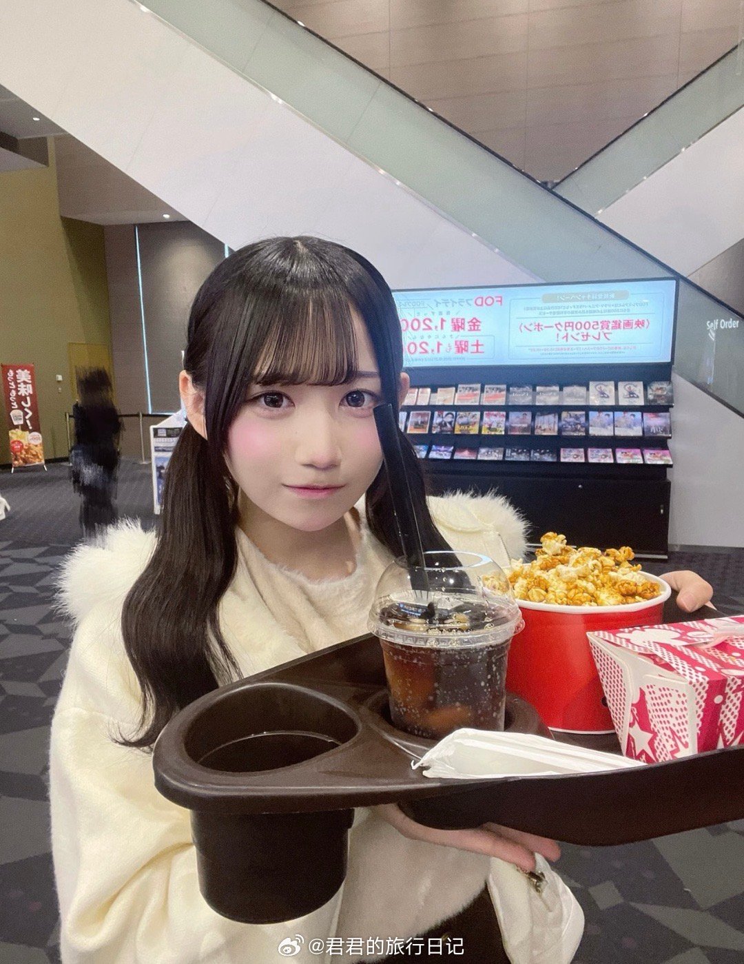 日本地下偶像团体的一名成员，因为发这张照片，直接被退团了。因为有粉丝看到饮料塑料