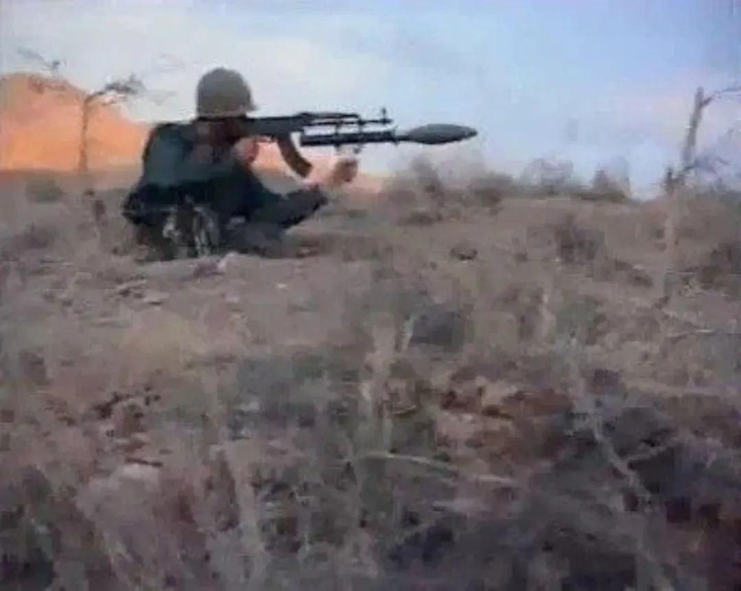 这是一款伊朗研制的“纳德”（Nader）型枪管下挂式RPG-7发射器，可兼容标准
