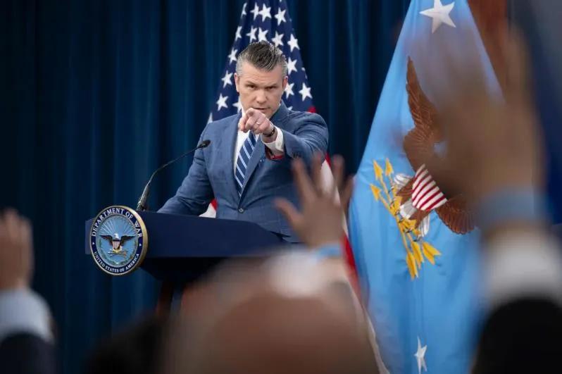 美国《华尔街日报》发表文章称，在美伊战争仍未解决的背景下，美国战争部长皮特·赫格