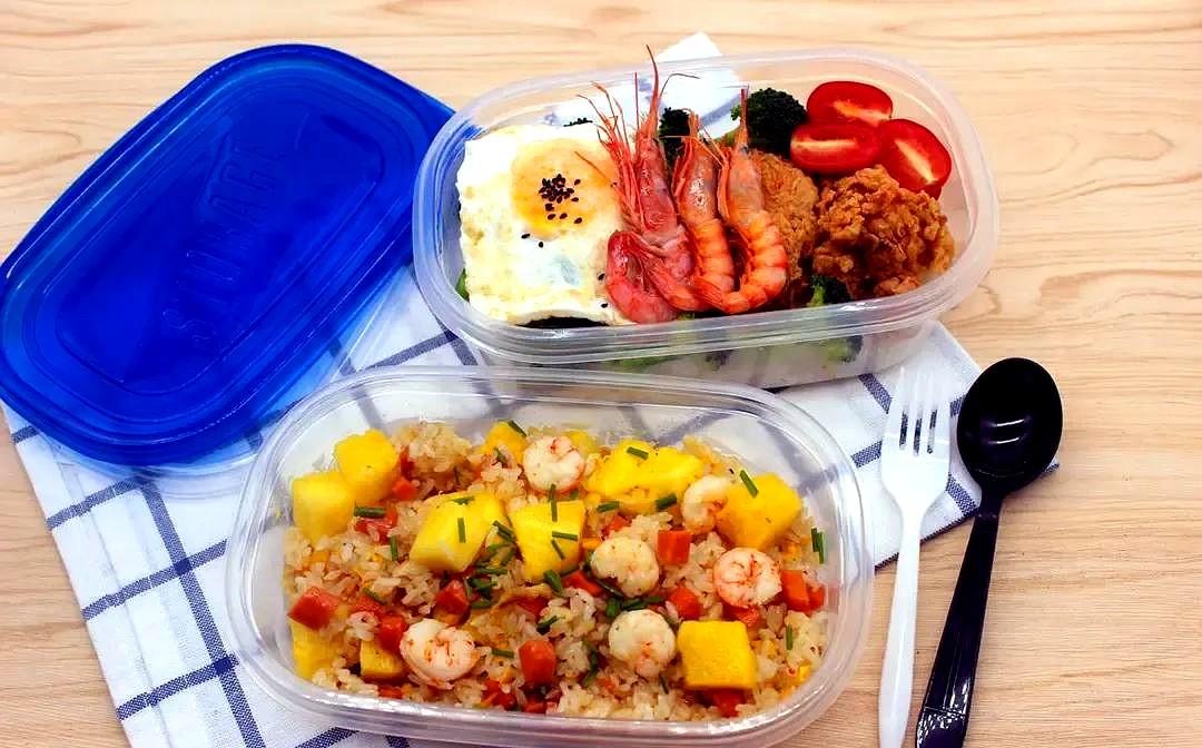 邻居大姐去深圳看女儿，不到一个礼拜就回来了。女儿家全家三餐吃外卖，她吃不惯！