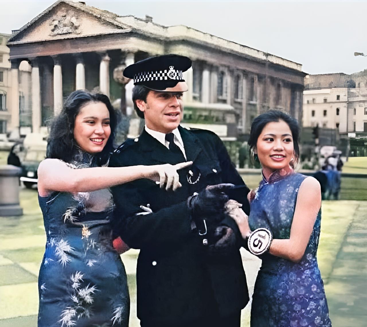 这是1980年21岁的翁美玲自信地参加英国华裔小姐选美比赛后荣获亚军。此时，翁美