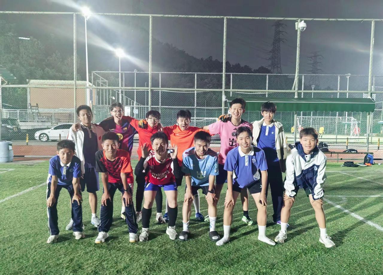 别再一个人跑步了。顶级运动员都在偷偷踢野球。你流的汗，90%是孤独的。球场