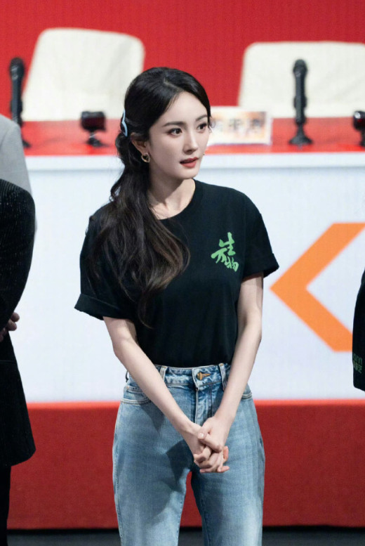 杨幂一件t恤穿了生万物整个剧宣期杨幂生万物剧宣期都在穿这件t恤这件反复出现的T