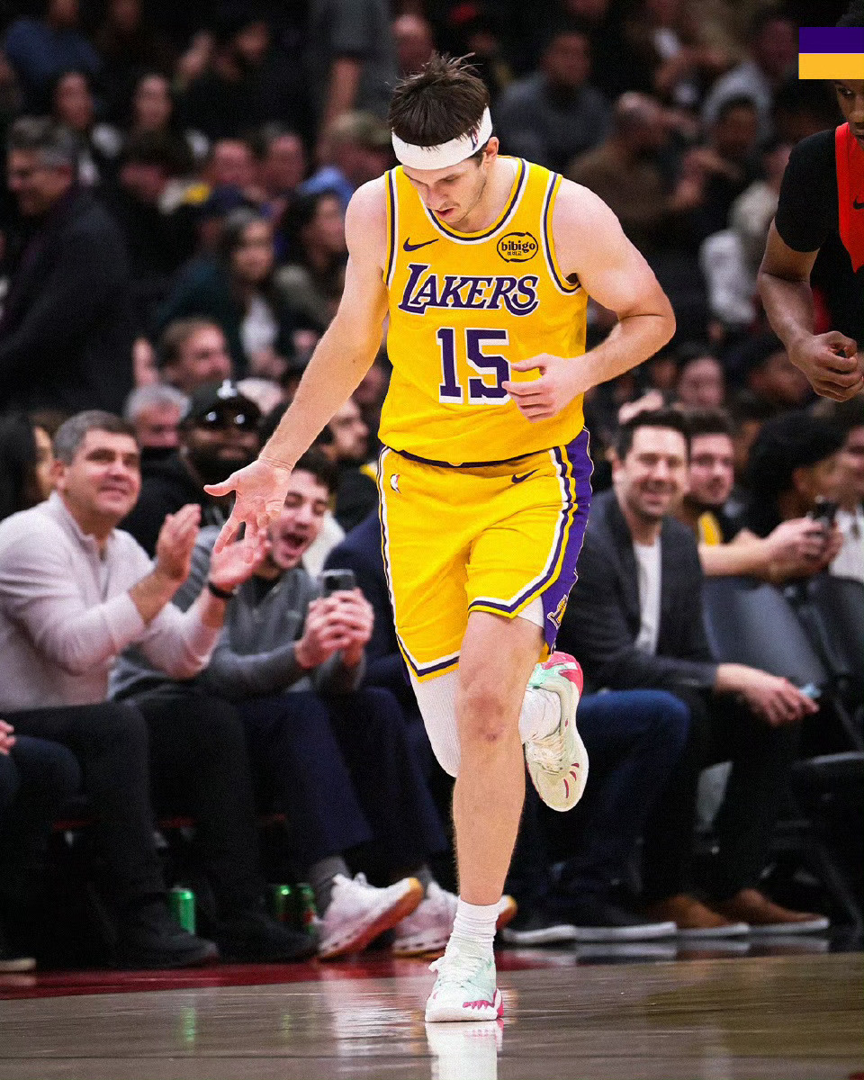 湖人105-126不敌凯尔特人，全场湖人最多落后29分，第三节里夫斯大爆发，单节