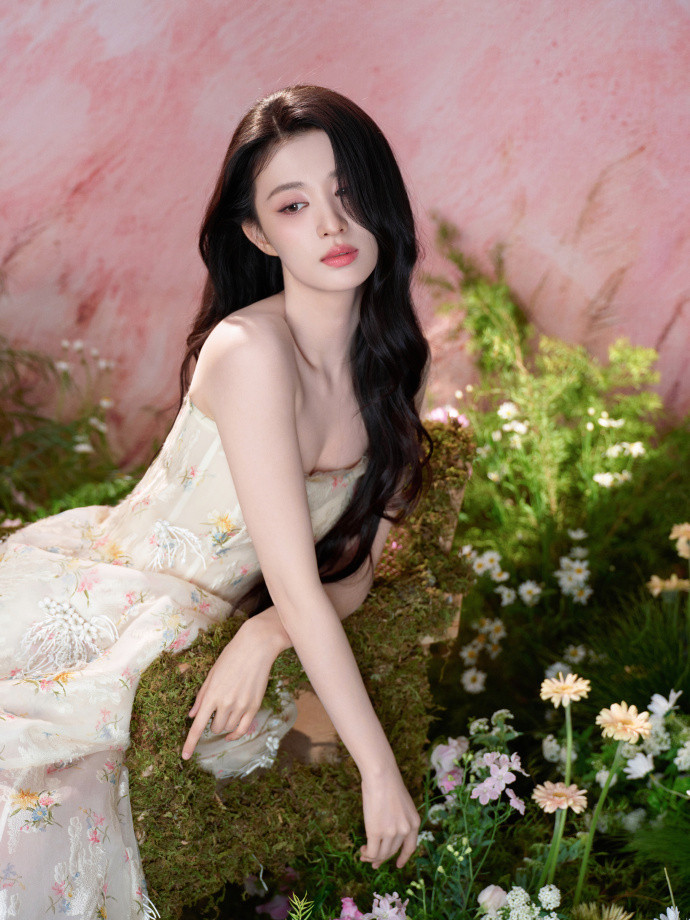 1.《跑男》下半年的特别季，目前已经找了王楚然，会飞行两三期。2.张翰现在公司里