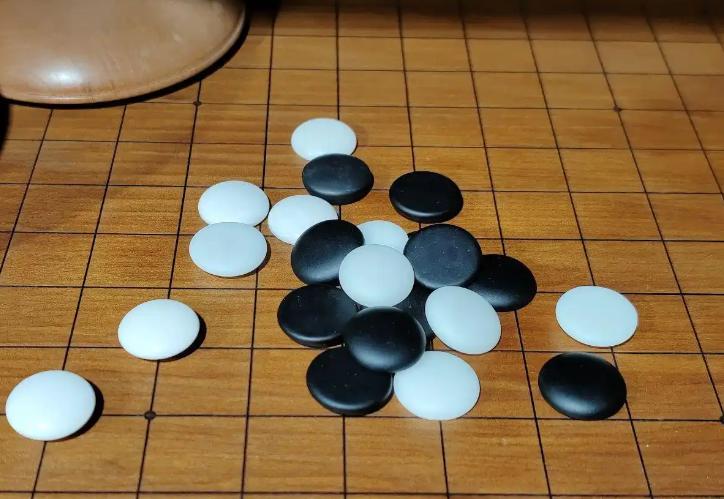 1921年福州棋馆，围棋名手林贻堂和人赌五块银元下棋，盘面占尽优势。旁边站着看的