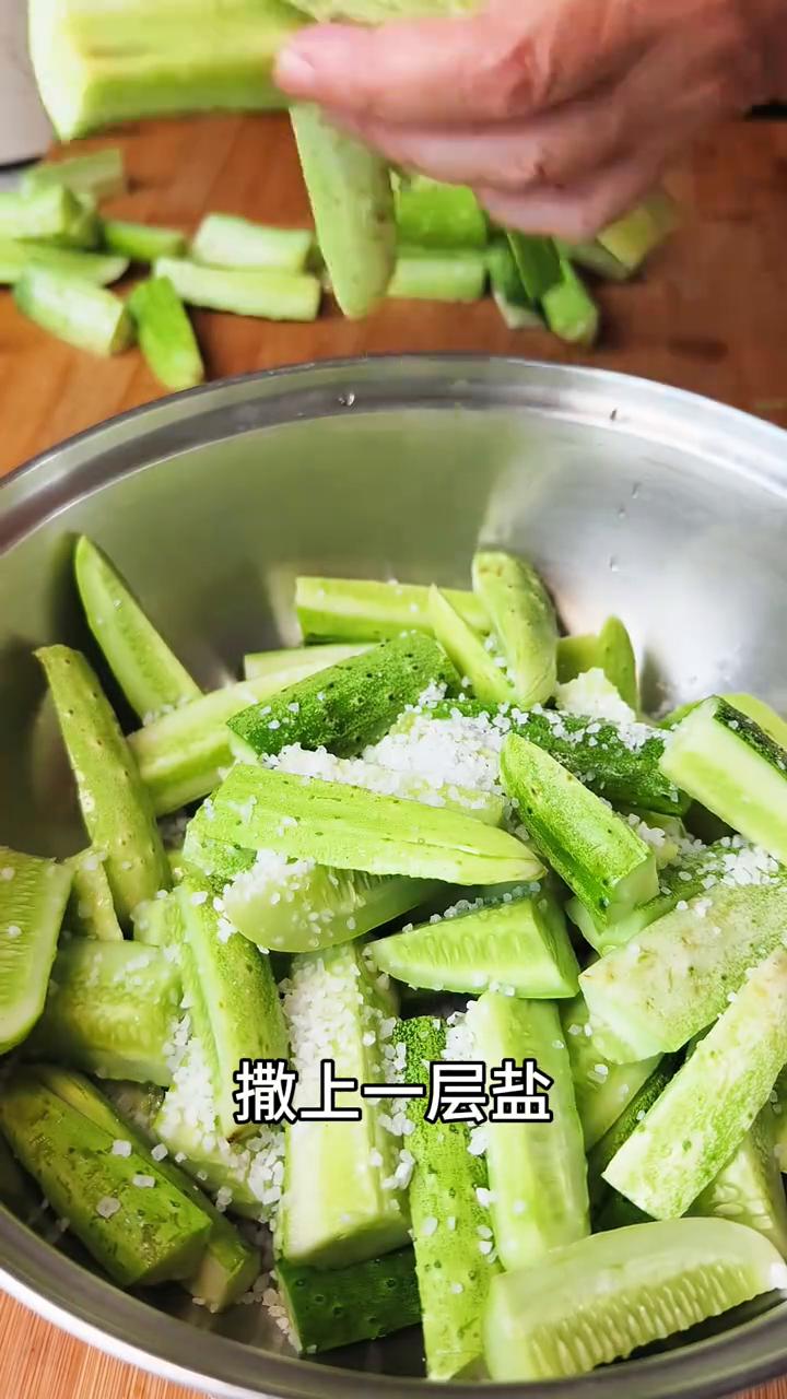 酱油脆黄瓜。一袋黄瓜一块石头，压好之后就是这样清脆爽口，吃着还一点都不咸的酱油