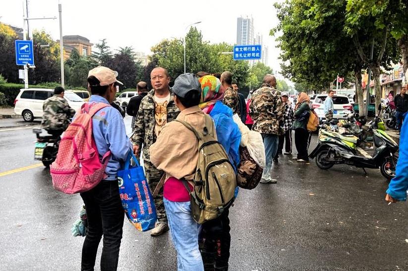 9月24日的山东黄岛劳务市场：工价降了，活也少了。今天是9月24日清晨5点多，