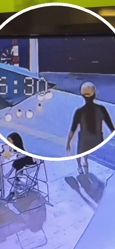 就因拿着手机出去，送个餐要赔1400元，事主感觉自己太冤。近日有网友发文，称有