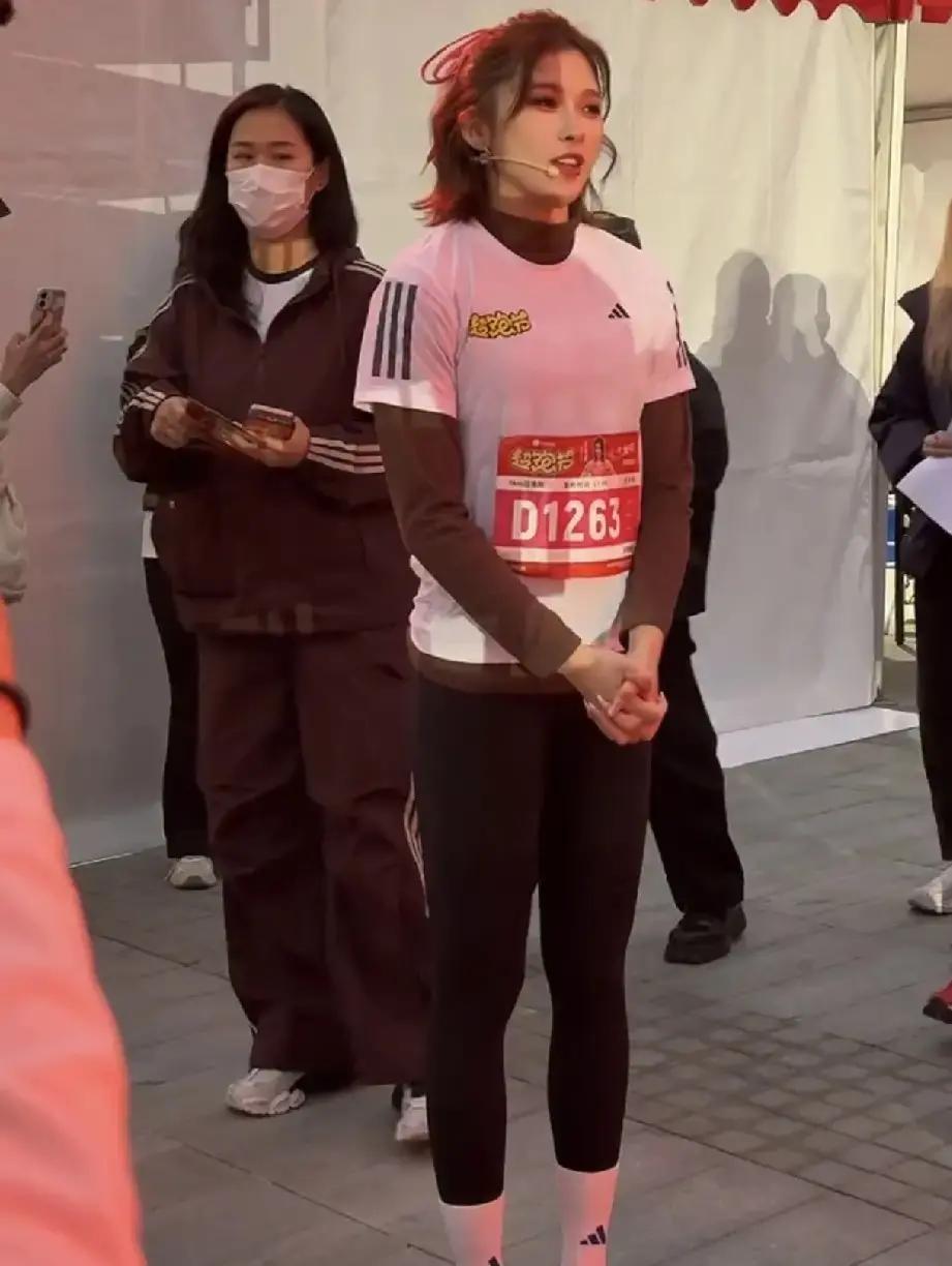 一觉睡醒，是不是全网都知道了。昨晚的全国赛女子百米栏落幕，她痛失冠军