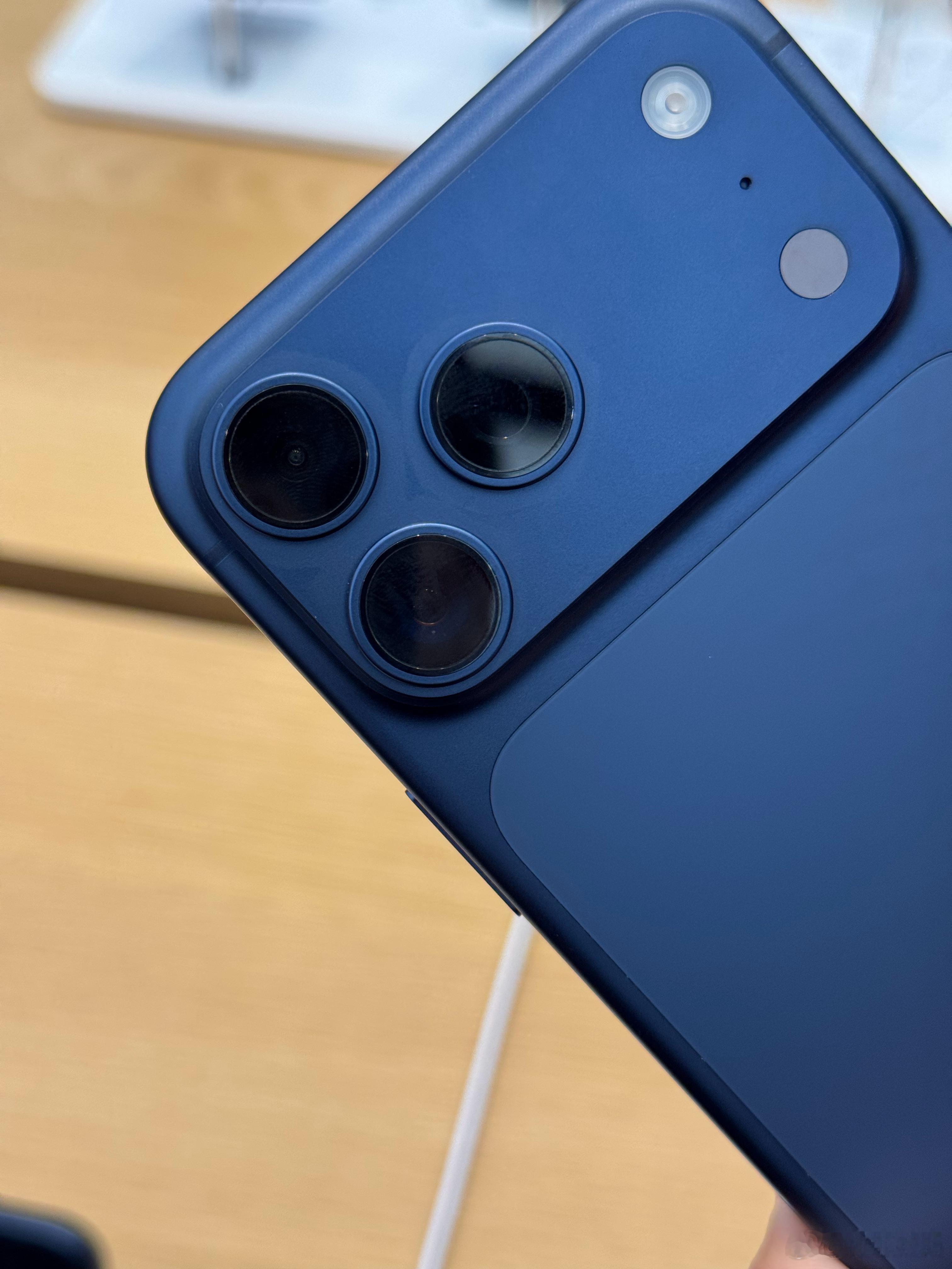 厦门Apple店里每台蓝色款的iPhone17ProMax镜头边都有一圈印