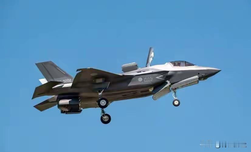 日本航母正式出港！高市早苗紧急表态后，普京做了一个明智的决定西太平洋这片海域