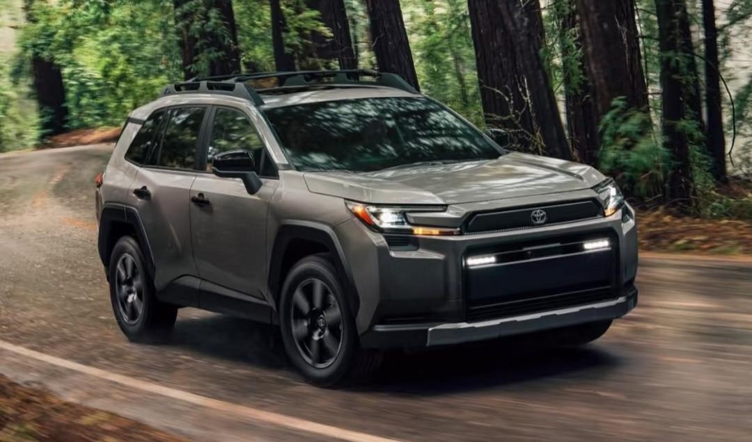 RAV4荣放选两驱还是四驱？先说两驱，两驱很适合日常代步，便宜耐用，现在2