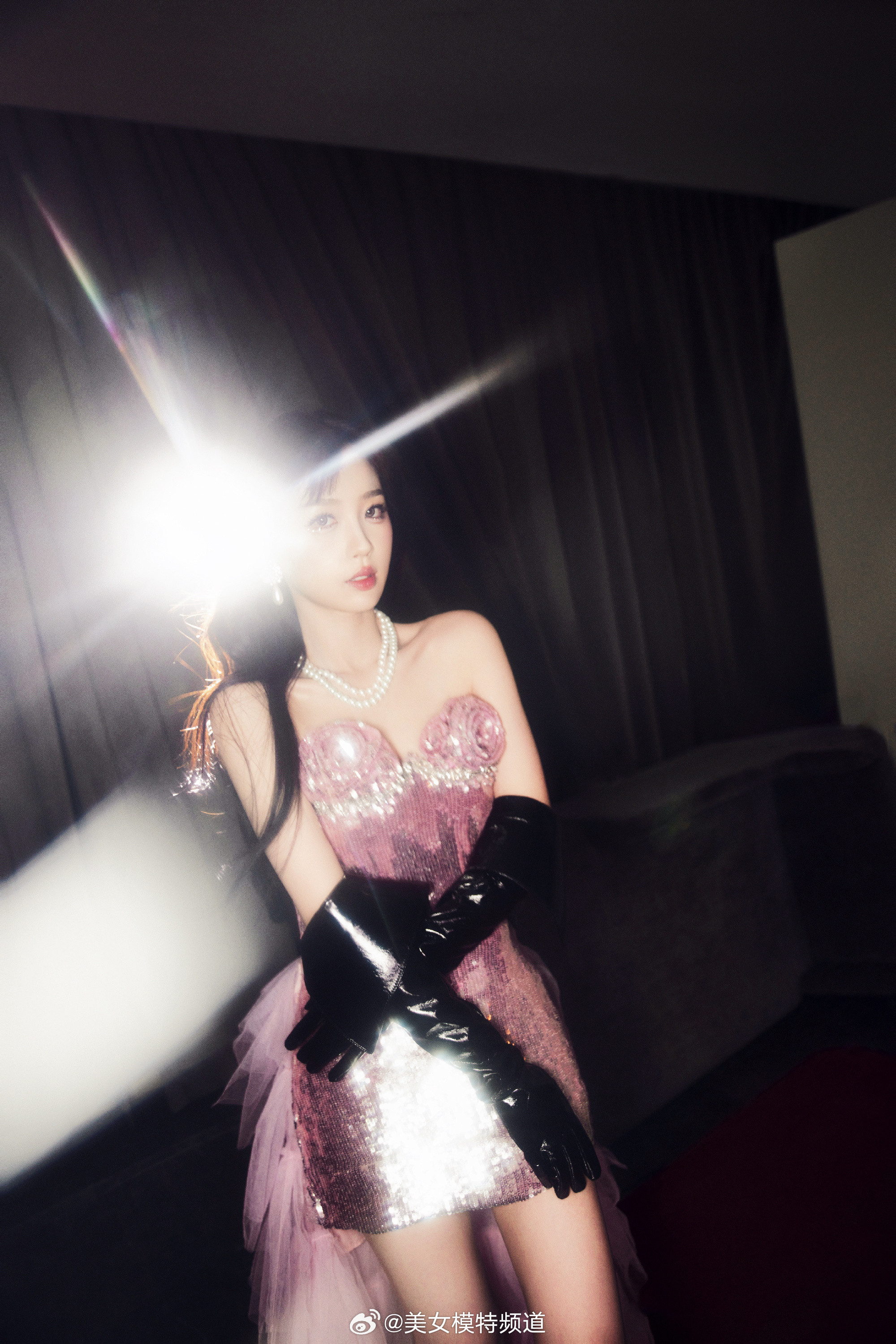 虞书欣粉红骑士亮片拖尾纱裙