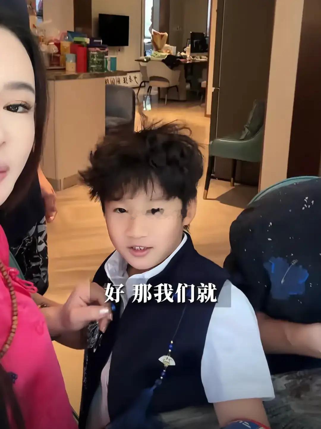 近日，冉莹颖更新了一则视频，邹市明小儿子拜师少林寺，师父赐名释恒一，被网友吐槽一