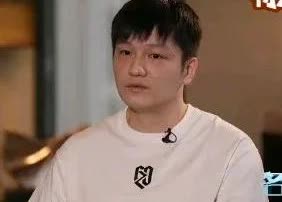 7月26日，樊振东穿着自己联名款的FZD上衣，坐在凤凰卫视主持人面前，接受了独家