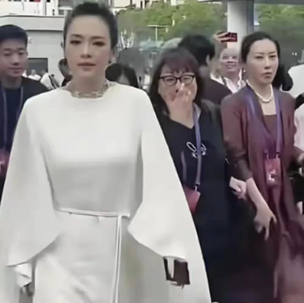 章子怡挺大方的，自己结婚生子哥嫂不祝福，如今自己还可以赚钱，也愿意给嫂子殷旭工作