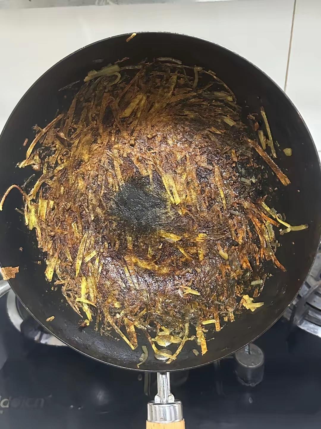 炒土豆丝如何不粘锅？家里炒土豆丝，怎么也炒不出饭店那种又亮又脆又香的口味，关健每