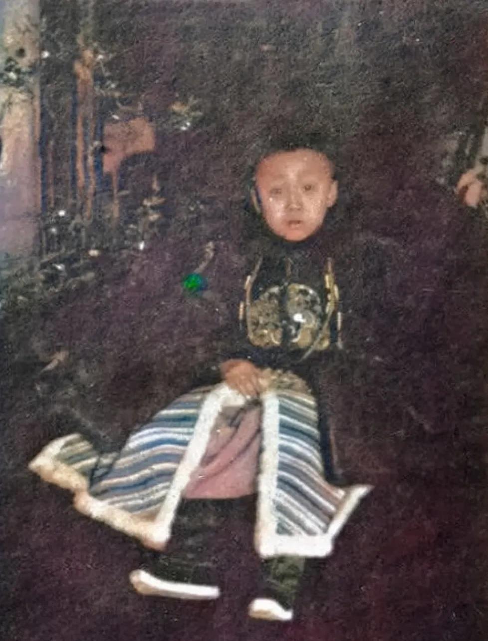 #记录我的2025#这是一张拍摄于一九一一年的罕见老照片，镜头里的小男孩正是清