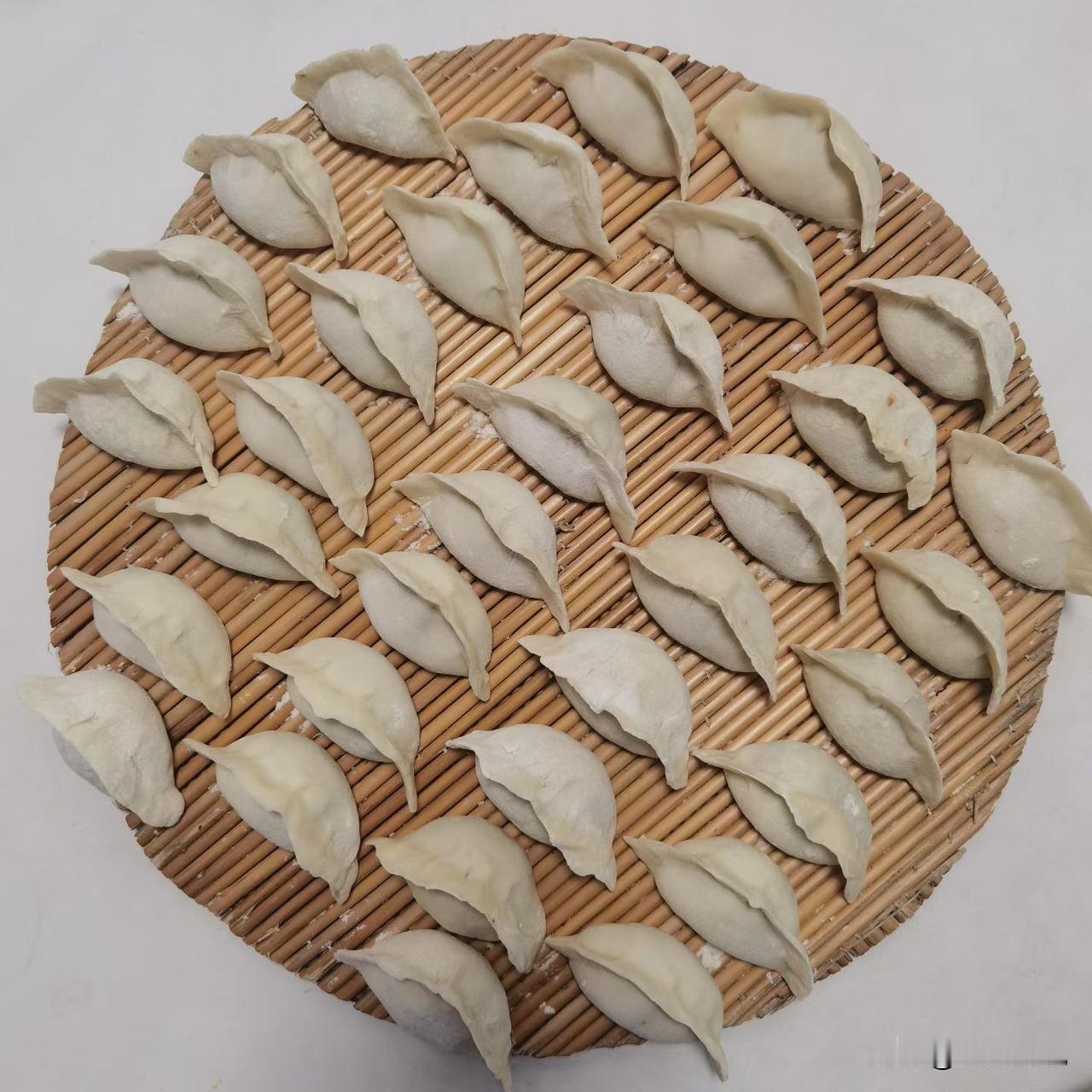 今天冬至，我家包饺子了，你家包了吗？我妈把白菜猪肉馅拌好时，我正好进厨房。她