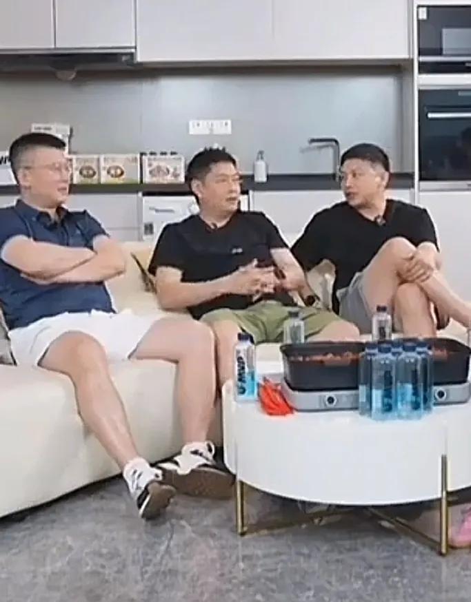 Coco直播间被曝自恋，结结巴巴地说大家都自恋，只是表现方式不一样。陈玘和