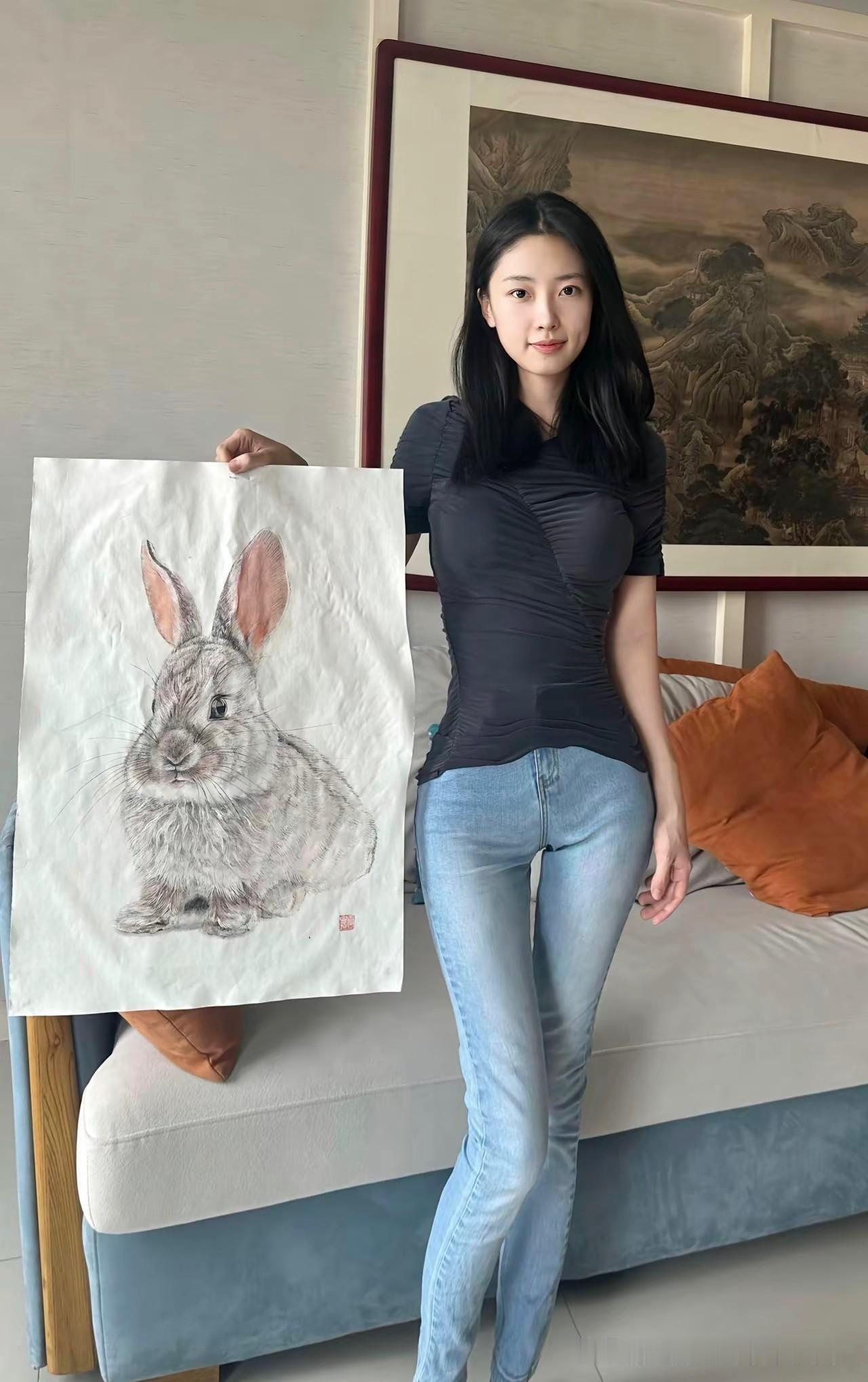 闲暇时候沉下心来画画，是属于自己最放松的独处方式。
