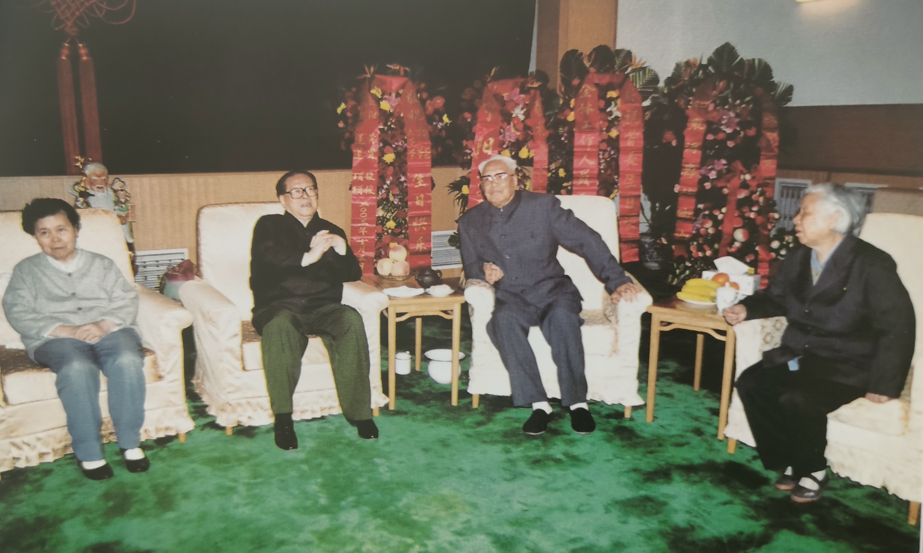 2003年，恰逢张震上将89岁寿辰，按照“过九不过十”的习俗，大家要给他庆祝九十
