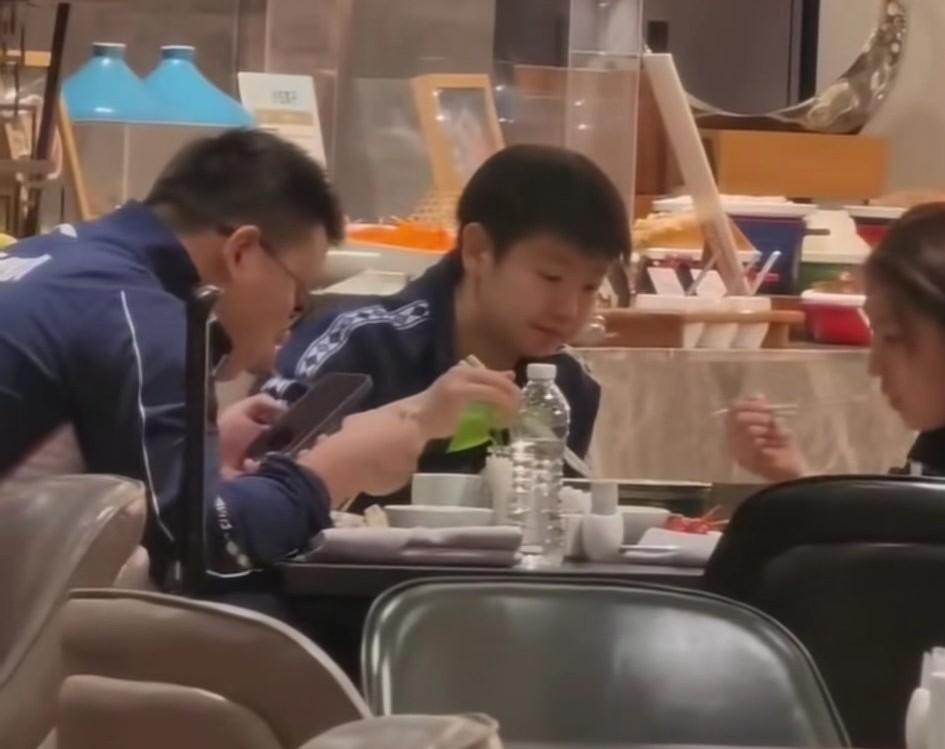 是不是筷子拿得远嫁得就远我觉得这个说法不对你看孙颖莎拿筷子那么远，差不多拿到