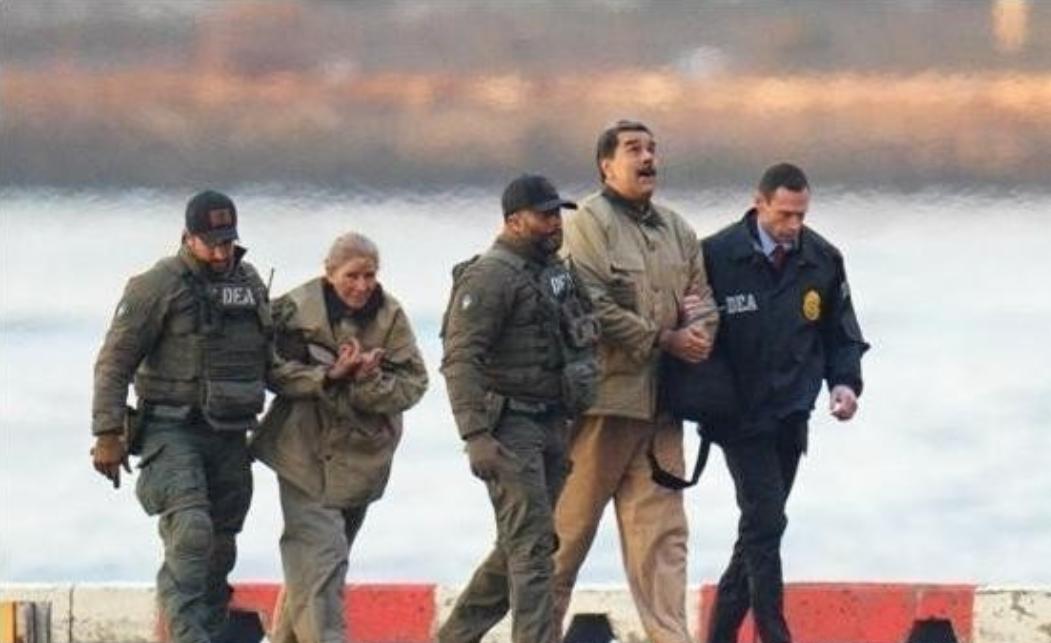 美国这次丢人丢到家了！派三角洲部队绑架一国总统，关了两个多月没等来一句服软，反而