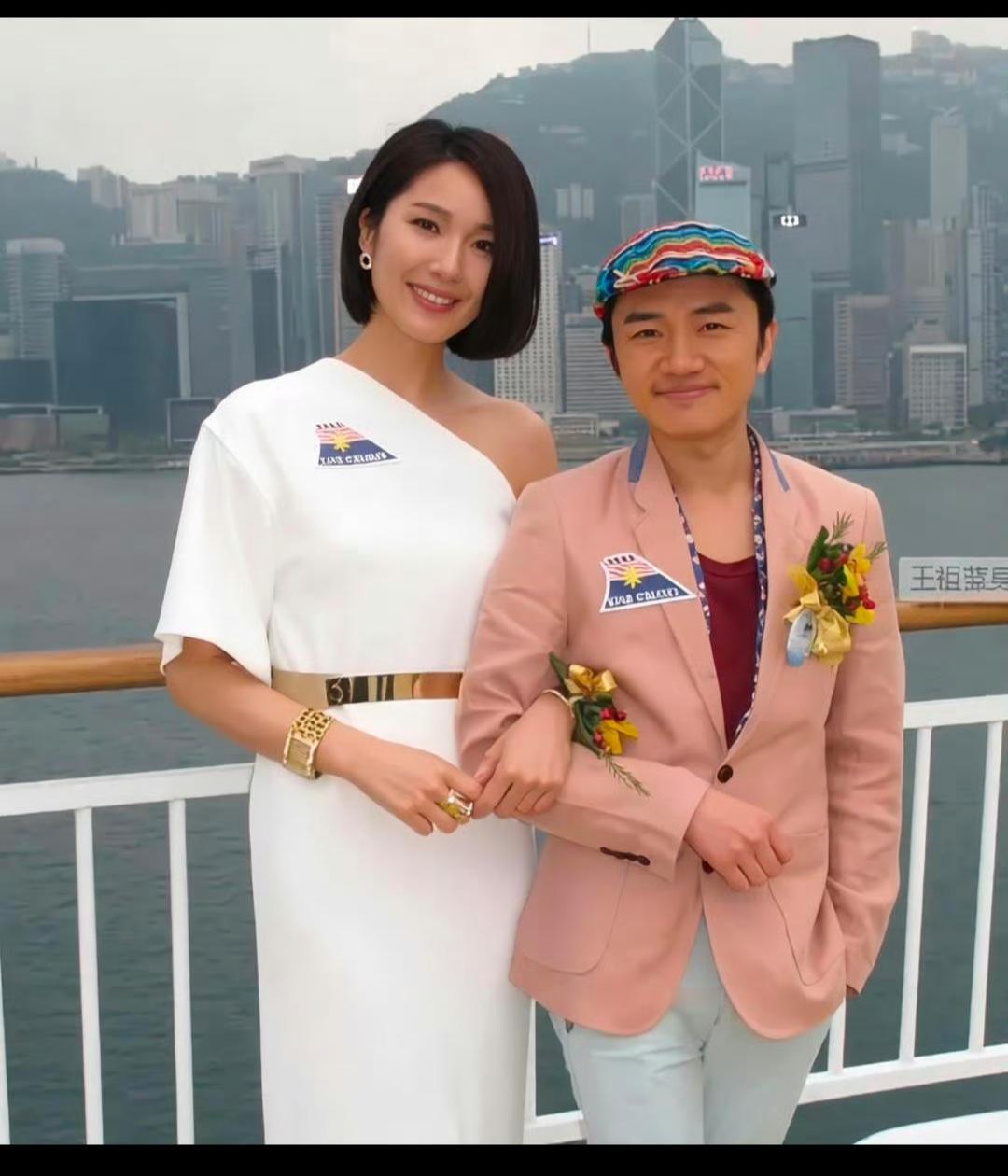 真不知道李亚男当初咋看上王祖蓝的！看过他俩的综艺，王在生活中还会pua他老婆