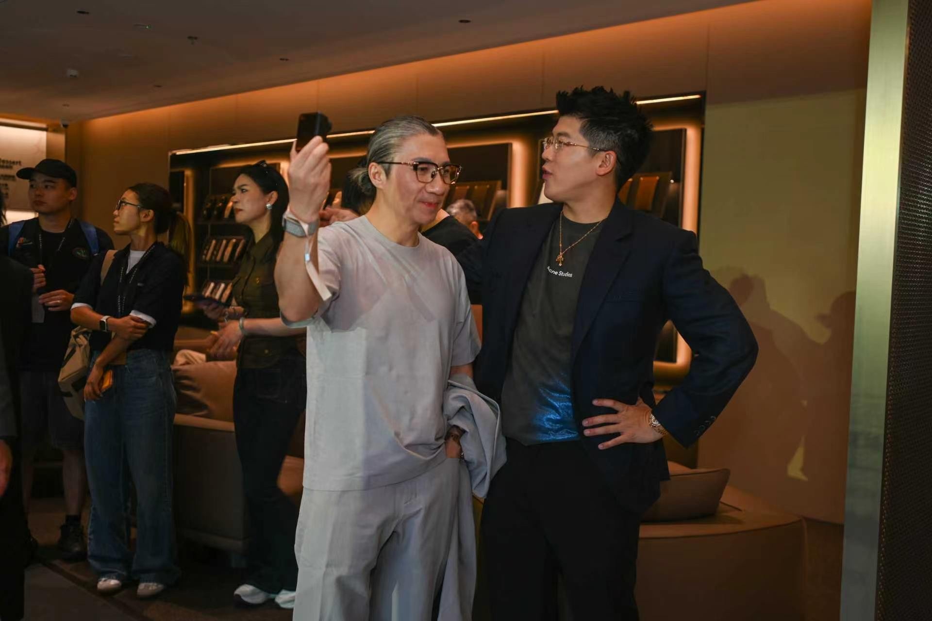 余承东上海交付新车上海这场交付仪式排面拉满，余承东亲临现场完成新车交付。各界大