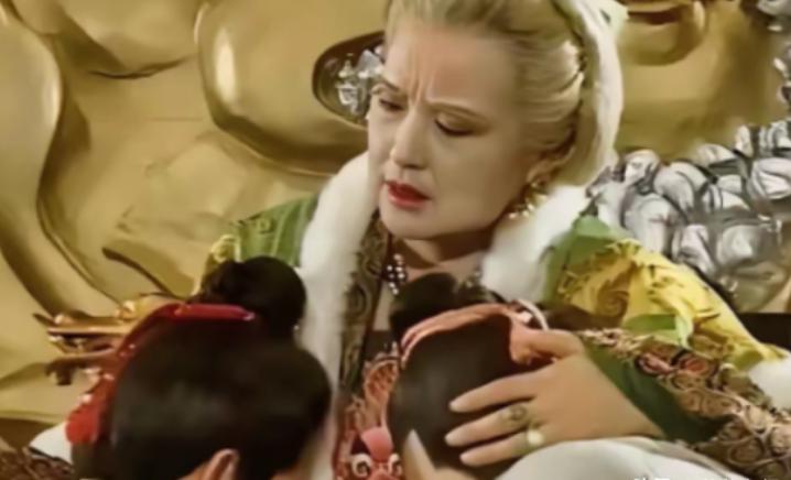 77岁的武则天被男宠张昌宗折腾到筋疲力尽，没曾想，当她沉沉睡去之后，张昌宗却偷偷