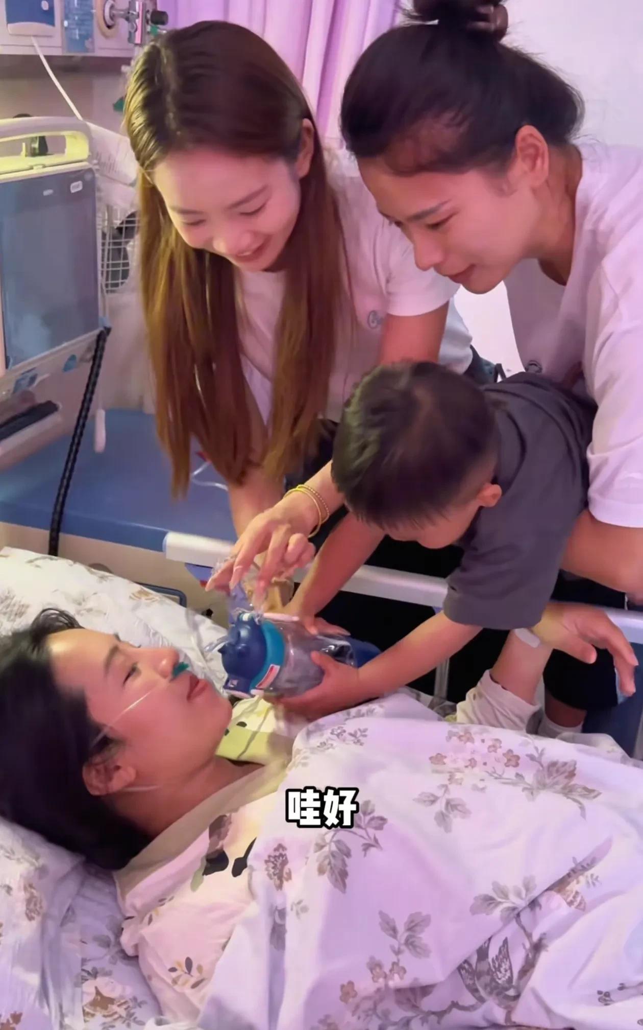 好羡慕麦小登有爱有家有钱现在妥妥的人生赢家出产房推车四周围满了亲人公