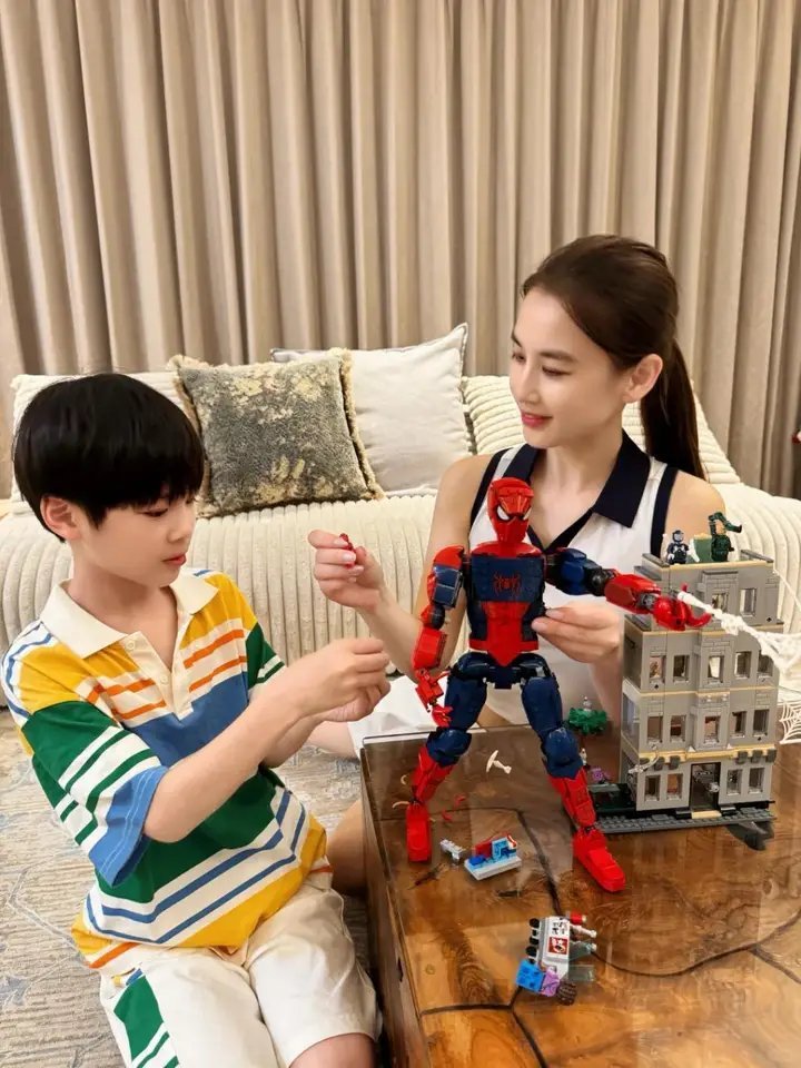 黄圣依离婚后首次带小儿出镜，9岁安麟接连拿下钢琴比赛第一和演讲比赛第一8月17日