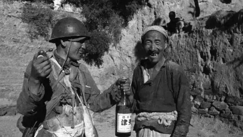 抗战中，泰安县涝坡村长老杨提着两瓶70度的白酒来到鬼子的茅茨据点，对站岗的鬼子说