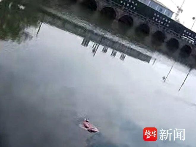 江苏，50多岁女子脱鞋下河台阶蹚水消暑，却不慎一脚踩空跌入水下断层深水区。不会游