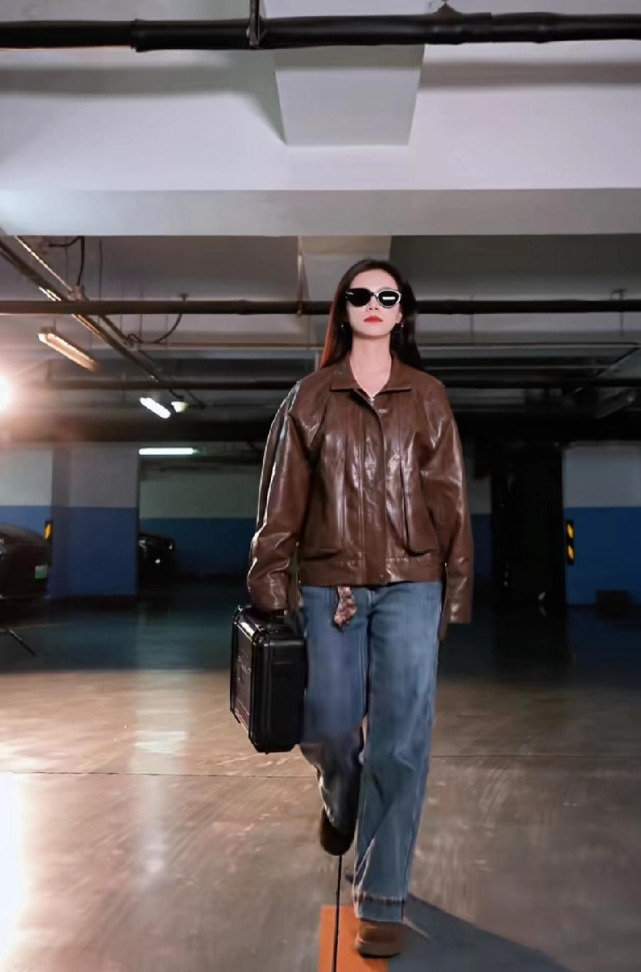 与辉同行直播预告片的创意再创新高。十几秒的视频不仅体现了小编的创意，也展现了小贝