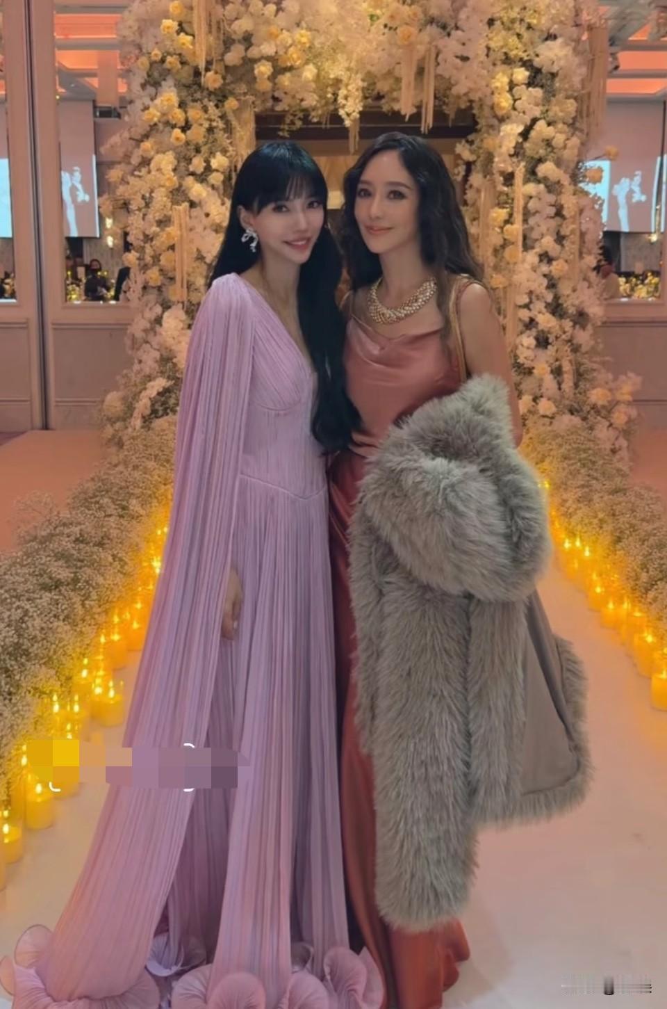 关颖、李靓蕾出席邱泽许玮甯婚礼关颖真的好美好气质千金小姐～跟李靓蕾合影