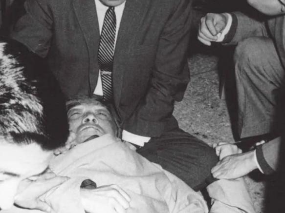 1962年2月，胡适在宝岛因病去世，长子胡祖望从纽约赶来奔丧，江冬秀问儿子：“你