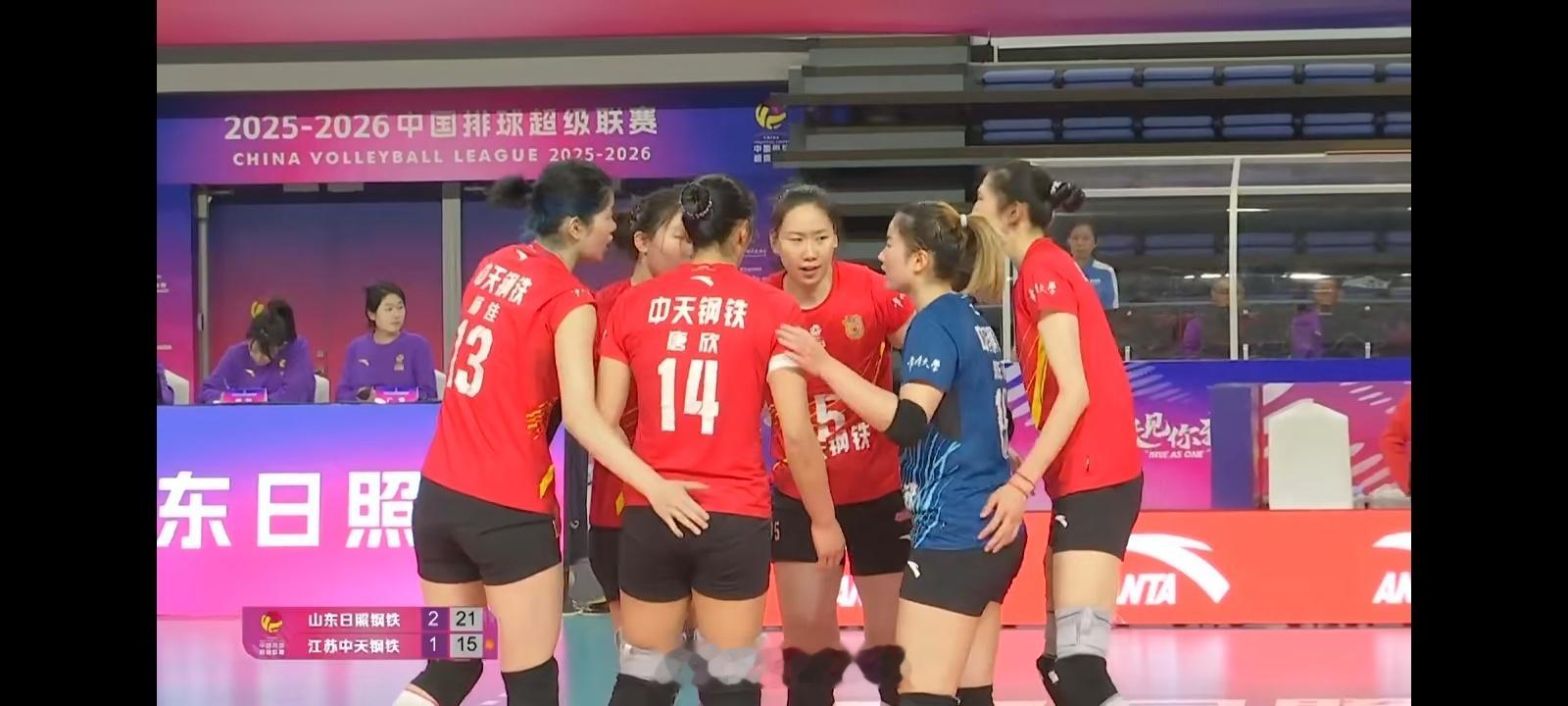 排超联赛山东女排3比1江苏女排，第四局江苏女排最后追分，杨佳追发前排的李晨暄，