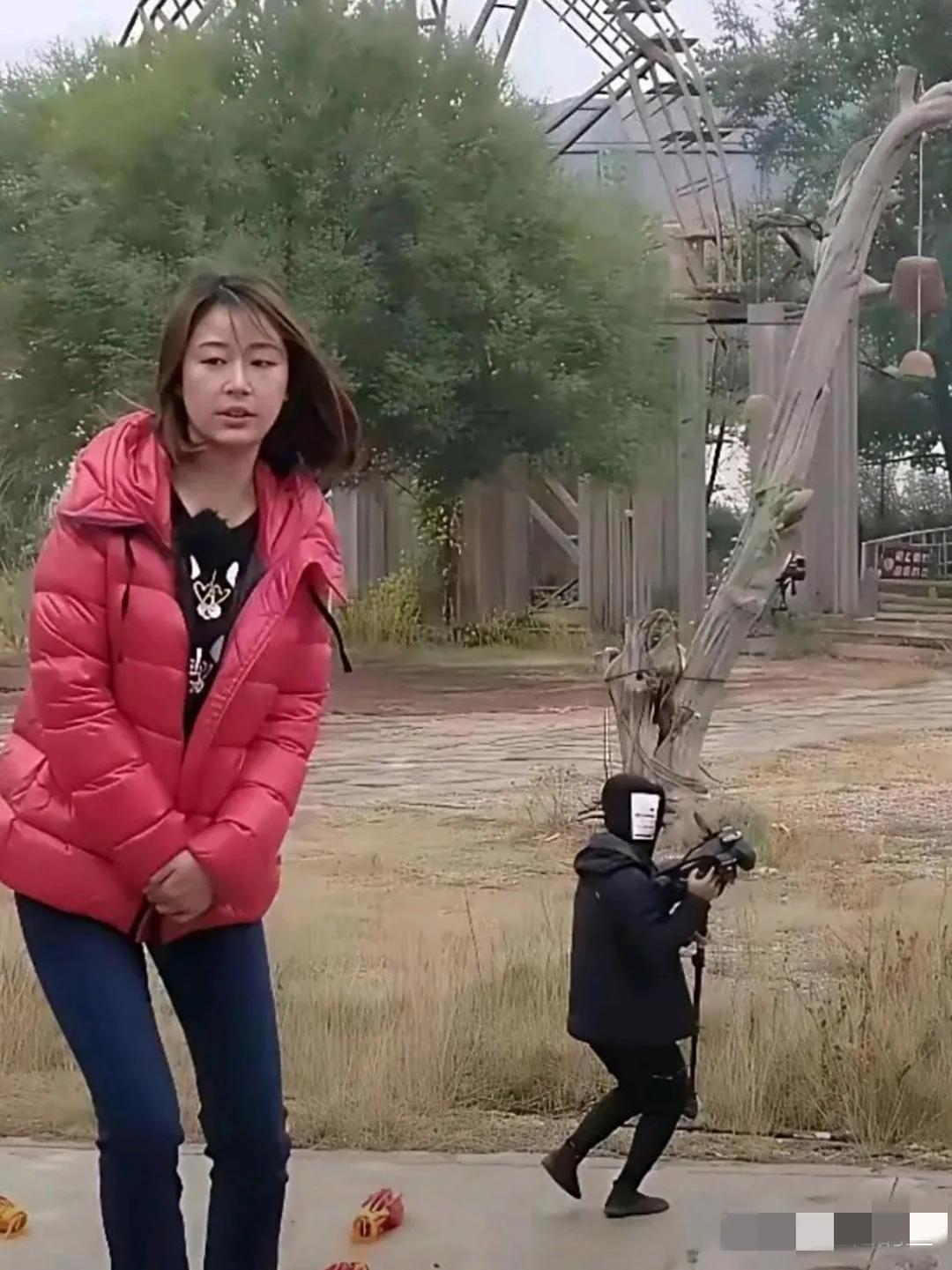 路人视角下的林心如：肤色暗沉，眼睛发饧，下巴前倾，脸大脖粗，衣着土气，村范儿十足