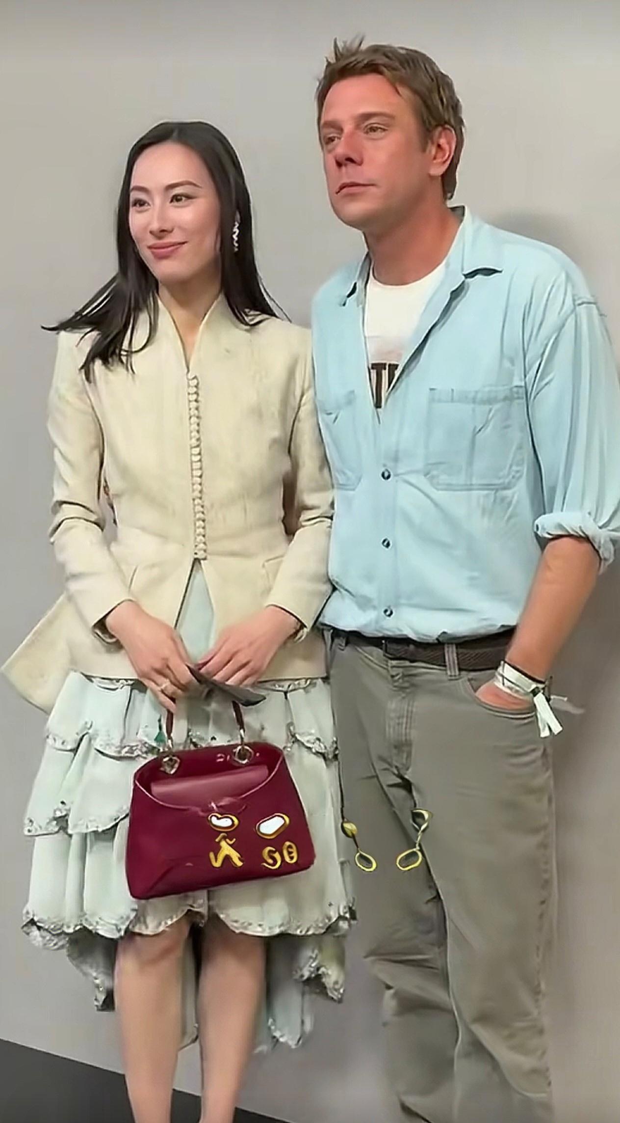 7月7号这场时尚活动路透图出来了，梁洛施跟品牌创意总监乔纳森·安德森站一块儿聊天